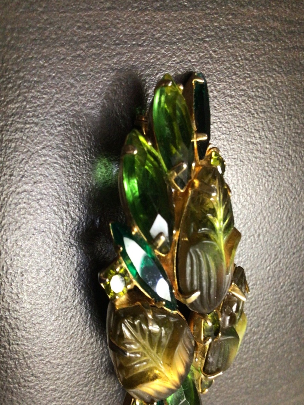 Vintage Green Molded Givre Glass Rhinestone Brooch Goldtone Metal - Picture 2 of 16